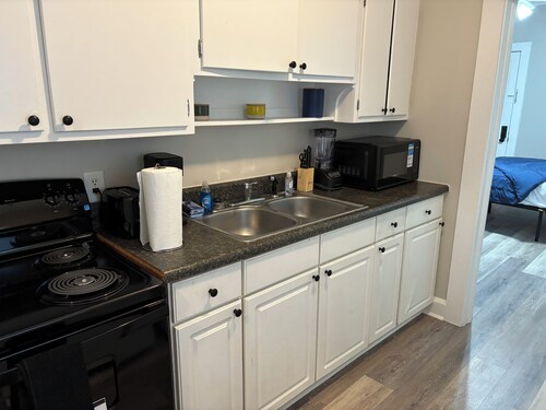 Charming 1 Bedroom, 1 Bathroom Apartment