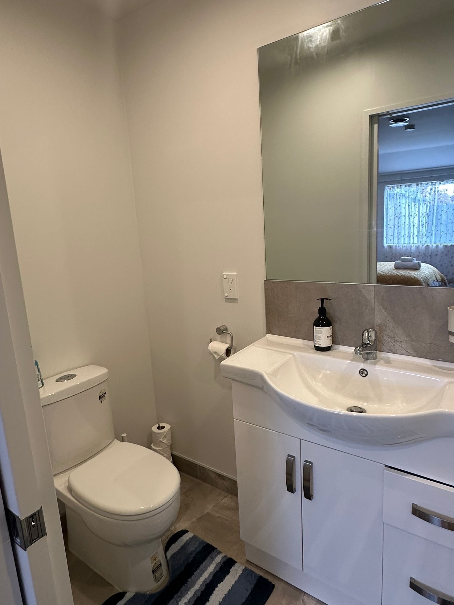 Een haardroger, handdoeken, zeep, shampoo