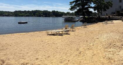 Wisconsin Dells Getaway with Pools, Hot Tubs, Beach & Pickleball on Lake Delton