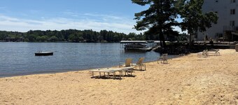 Wisconsin Dells Getaway with Pools, Hot Tubs, Beach & Pickleball on Lake Delton