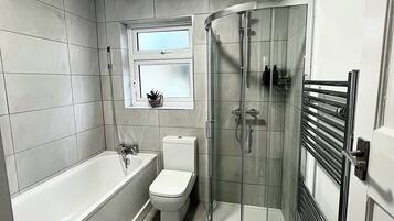 Asciugacapelli, asciugamani, sapone, shampoo