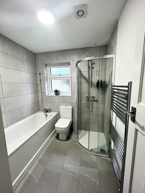 Hair dryer, towels, soap, shampoo - Spacious 3Bedroom for Central London with free parking & Garden (Morden)