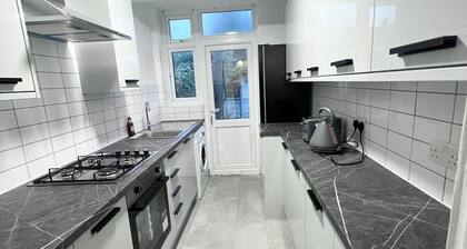 Spacious 3Bedroom for Central London with free parking & Garden