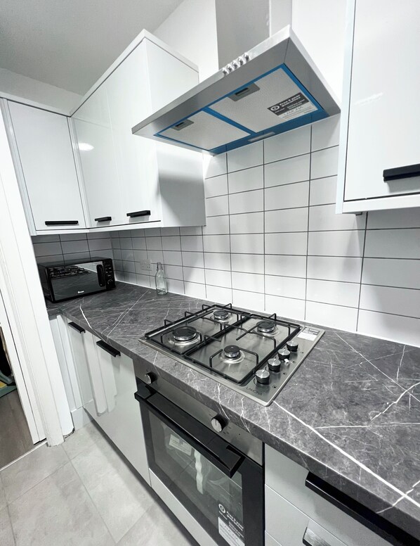 Refrigerador, microondas, horno, placa de cocina