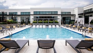 Outdoor pool - Midtown Atlanta Luxury Suite (Atlanta)