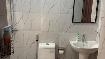 Apartamento Confort, vistas a la ciudad | Baño | Zapatillas