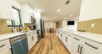 Bright & Roomy Okeechobee Stay w/ Workspace