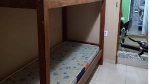 Una cama litera con un colchón en la parte inferior y una parte superior de estructura de madera.