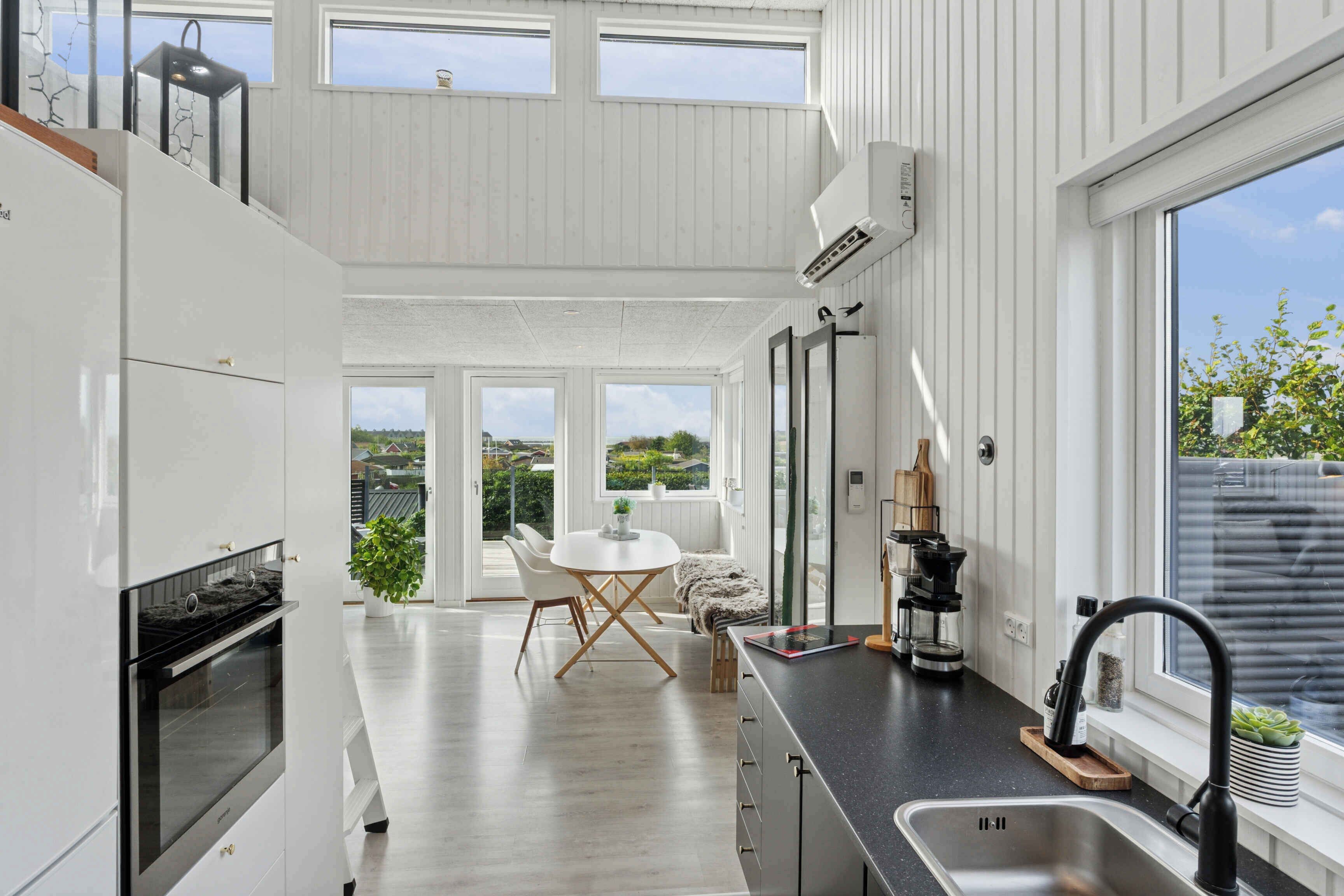 Fridge, oven, stovetop, coffee/tea maker