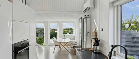 Fridge, oven, stovetop, coffee/tea maker