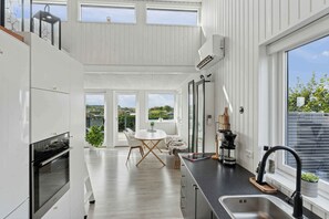 Unclassified image, 4 of 27, button