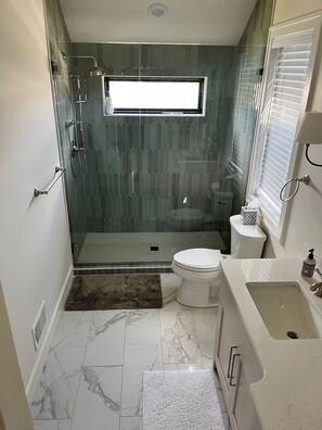 Dusche, Handtücher, Seife, Toilettenpapier