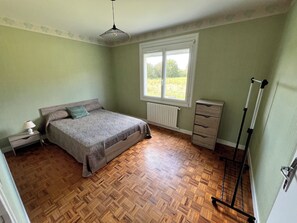 4 soverom, strykejern/-brett og sengetøy