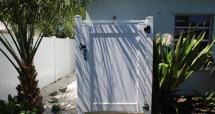 "The Sweet Spot" 3/2 Pool Home With Golf Cart in the Heart of Olde Englewood