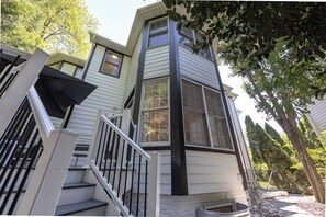 Exterior - Spacious Chevy Chase 7BR – Quick DC Access (Chevy Chase)