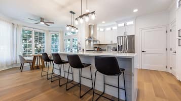 Micro-ondes, four, plaque de cuisson, lave-vaisselle