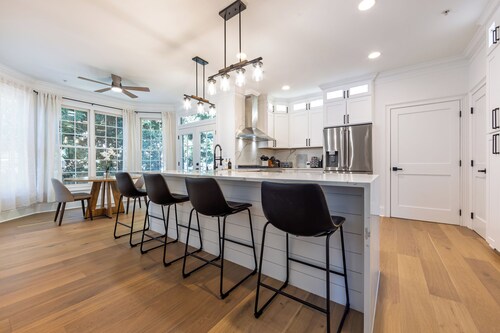 Spacious Chevy Chase 7BR – Quick DC Access