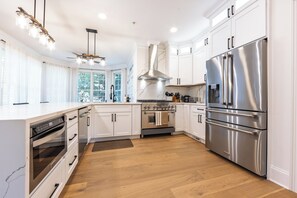 Microwave, oven, stovetop, dishwasher - Spacious Chevy Chase 7BR – Quick DC Access (Chevy Chase)