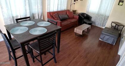Charming 1-bed apt, cook-ready kitchen, laundry,5-8 mins to U of A and Downtown