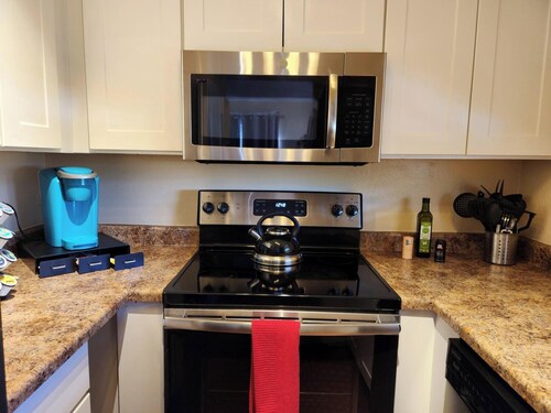 Charming 1-bed apt, cook-ready kitchen, laundry,5-8 mins to U of A and Downtown