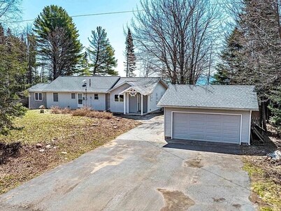 Superior Attitude- Pet-Friendly, 4BR Lake Superior Getaway