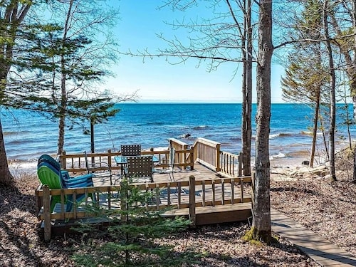 Superior Attitude- Pet-Friendly, 4BR Lake Superior Getaway