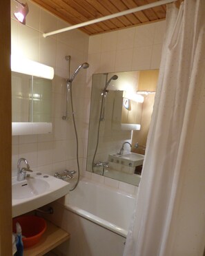 Secadora de cabello, jabón, papel de baño 