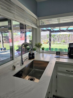 Micro-ondes, four, plaque de cuisson, lave-vaisselle