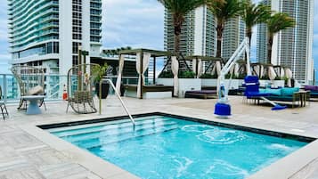 Een buitenzwembad, een verwarmd zwembad