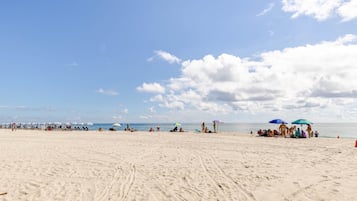 Aan het strand, ligstoelen aan het strand, strandlakens