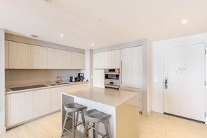 Réfrigérateur, micro-ondes, plaque de cuisson, lave-vaisselle