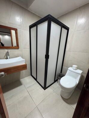 Casa familiar, patio, vista a la montaña | Baño | Toallas, jabón, shampoo, papel de baño 