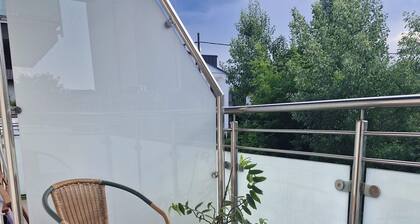 Cichy apartament z balkonem i prywatnym parkingiem