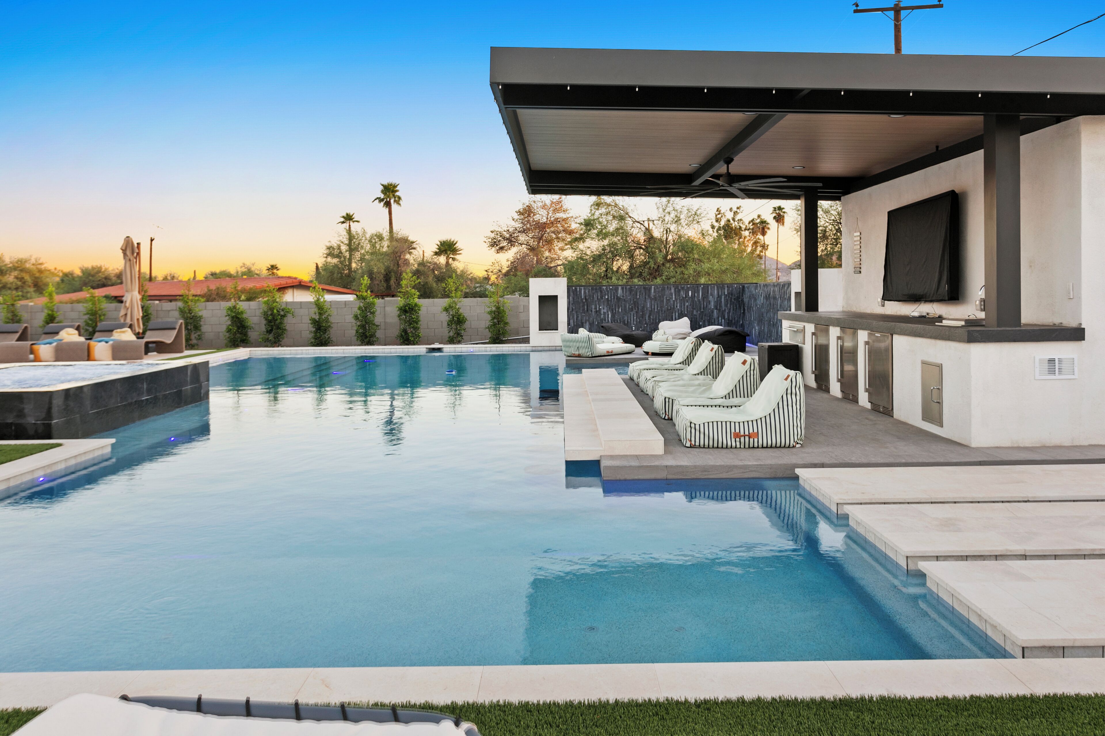 室外游泳池，恒温泳池