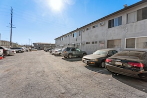 Parking - Studio Lodge Hotel (North Hollywood)