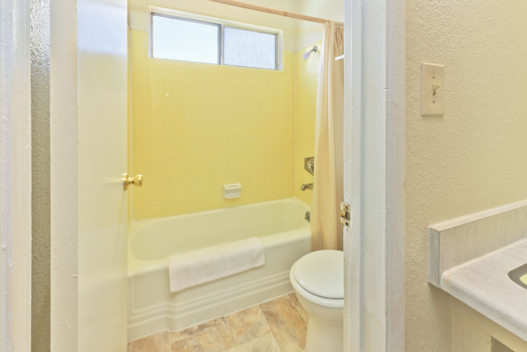 Asciugamani, sapone, shampoo, carta igienica