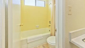 Asciugamani, sapone, shampoo, carta igienica