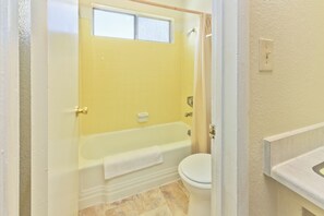 Toallas, jabón, shampoo, papel de baño