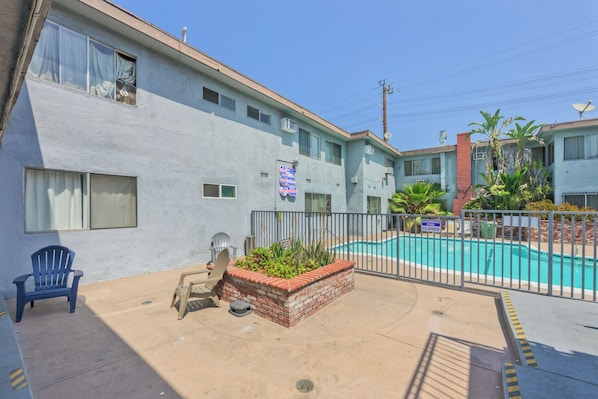 Pool - Studio Lodge Hotel (North Hollywood)