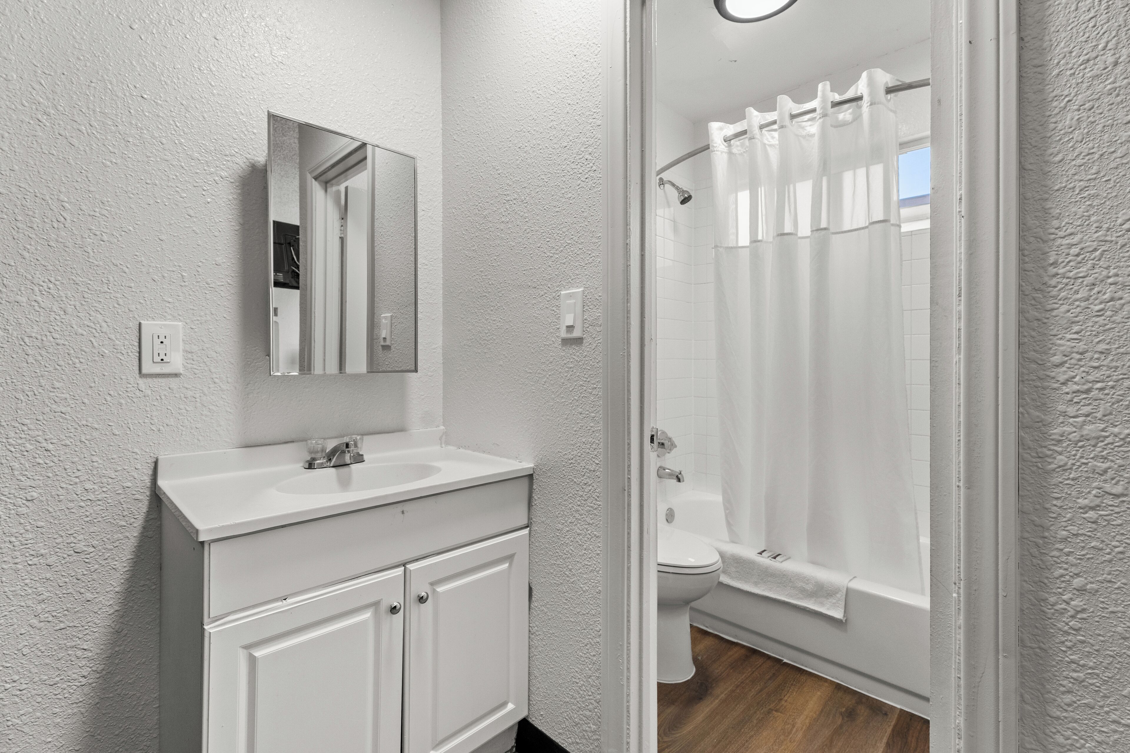 Habitación, 1 cama King size | Baño | Toallas, jabón, shampoo, papel de baño 