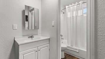 Habitación, 1 cama King size | Baño | Toallas, jabón, shampoo, papel de baño