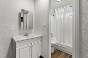 Bathroom - Studio Lodge Hotel (North Hollywood)