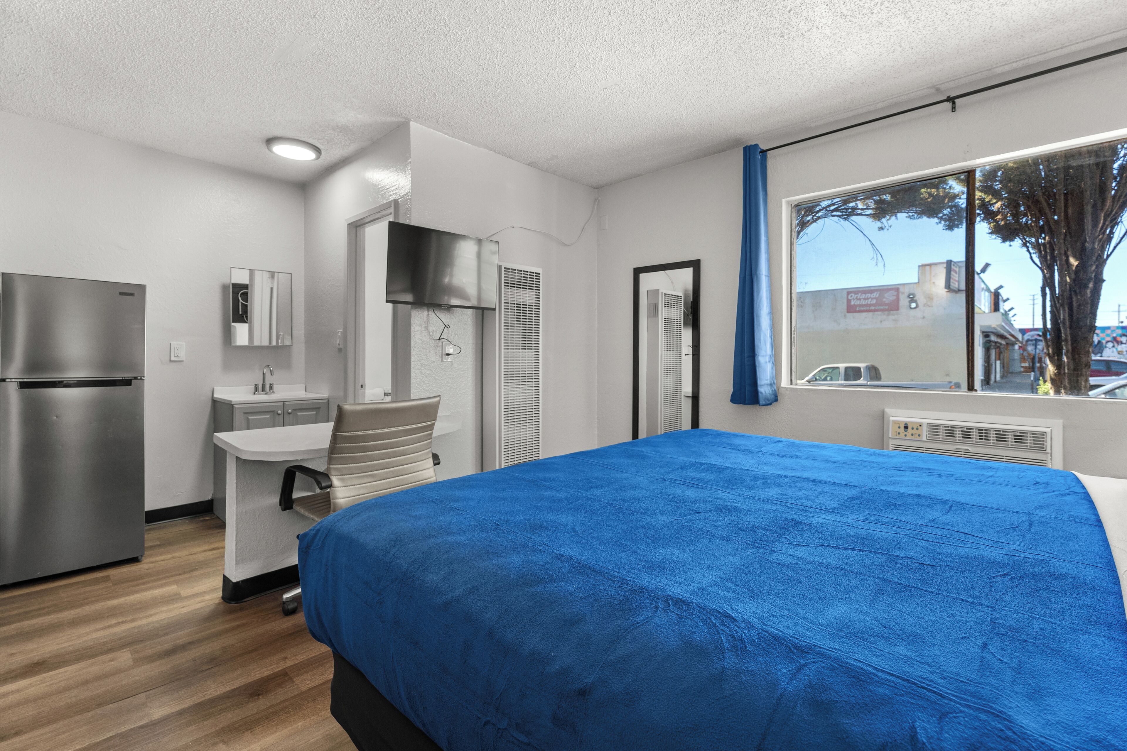 ルーム キングベッド 1 台 | WiFi (無料)