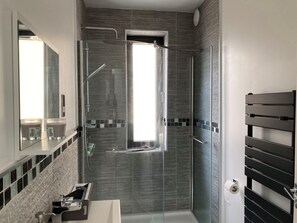 Dusche, Haartrockner, Handtücher, Seife