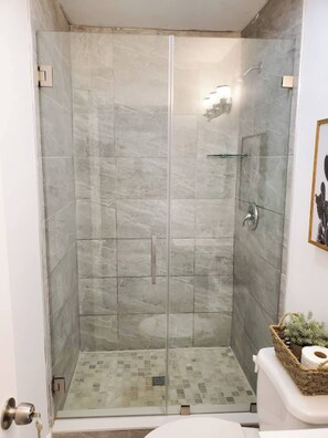 シャワー、ヘアドライヤー、タオル、石鹸