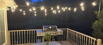 2-bedroom farmhouse  on the Chattahoochee River. Kayaking, fishing, hot tub.