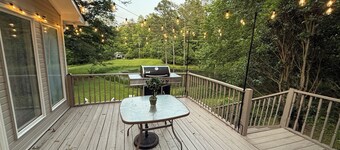 2-bedroom farmhouse on the Chattahoochee River. Kayaking, fishing, hot tub.