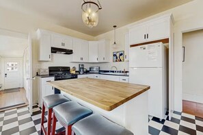 Fridge, oven, stovetop, dishwasher