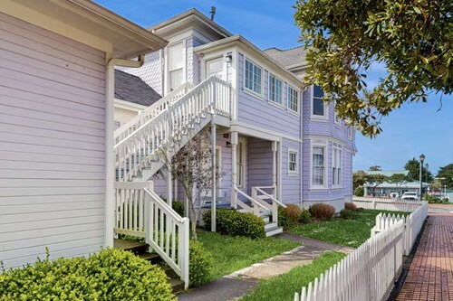 Lilac Victorian Upstairs-Water-View Retreat in the Heart of Old Town