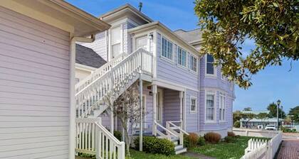 Lilac Victorian Upstairs-Water-View Retreat in the Heart of Old Town